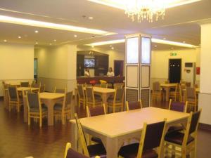 奥隆阿波Grand Hoyah Hotel的一间配备有桌椅的用餐室