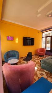 埃里温Capsula hotel的客厅配有家具和平面电视