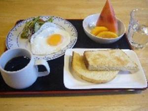 津和野町Business Hotel Tsuwano的早餐盘包括鸡蛋、烤面包和一杯咖啡