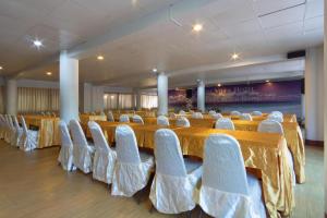 Ban SahakhamCha Am Villa Beach的宴会厅配有长桌和白色椅子