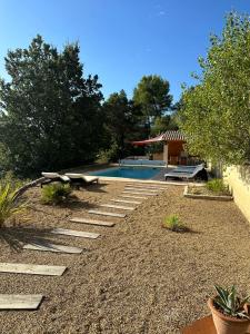 普罗皮亚克马斯德萨格兰蒂尔度假屋的后院设有游泳池,并能高效地使用