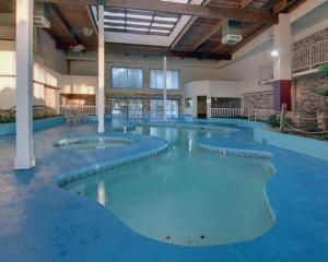 埃尔多拉多Econo Lodge Conference Center的大型建筑中的大型游泳池