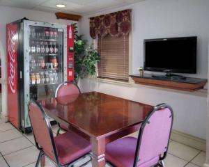 埃尔多拉多Econo Lodge Conference Center的一间带桌椅和电视的用餐室