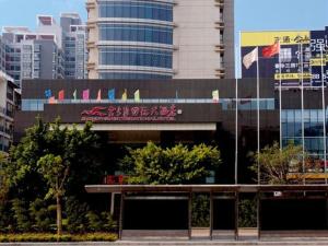 临桂县Guilin Jinshuiwan International Hotel的一座位于城市中间的建筑,有高大的建筑