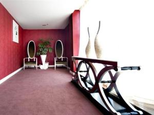 临桂县Guilin Jinshuiwan International Hotel的一间设有两把椅子、一张桌子和两面镜子的房间