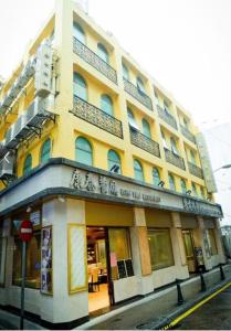 澳门Hong Thai Hotel的街道拐角处的黄色建筑