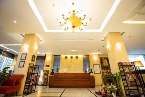 Ða HộiGia Bao Hotel Bac Ninh的大楼内带吊灯的大型大堂