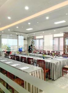 Ða HộiGia Bao Hotel Bac Ninh的一间设有白色桌椅的用餐室