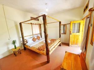 Murchison Falls National ParkMurchison Giraffe Camp的一间卧室,卧室内配有一张天蓬床