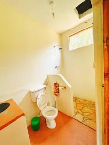 Murchison Falls National ParkMurchison Giraffe Camp的一间位于客房内的白色卫生间的浴室