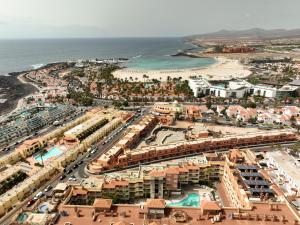 卡勒达德福斯特Hotel Chatur Costa Caleta的海滩附近度假村的空中景致