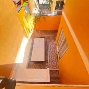 卡加盐德奥罗4BEDROOMS Elegant House For Family & Groups Staycation In Cagayan de Oro City的橙色客房,砖地板上设有长凳