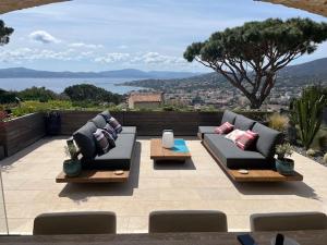圣马克西姆Villa les Cades的一个带两张沙发的庭院,享有城市美景