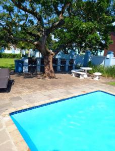 马盖特Indigo Bay 29的庭院里的一个蓝色游泳池,有树