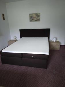 比伯维尔Alpenstern的一张位于带白色床垫的房间内的床铺