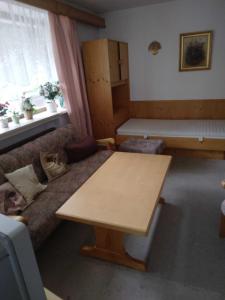 比伯维尔Alpenstern的客厅配有沙发和桌子