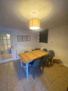 斯莱戈Newly Furnished 5 Bedroom Gem in Sligo的一间带木桌和椅子的用餐室