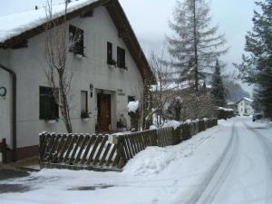 伊姆斯特Apart Haus Florian的雪中带围栏的房子