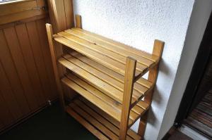 Schweizerhof的木凳坐在房间角落