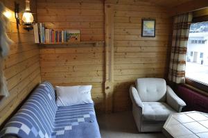 Schweizerhof的卧室配有床、椅子和窗户。