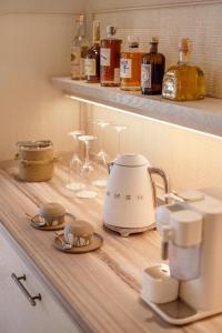 锡德BIJAL的厨房柜台配有茶壶和玻璃杯