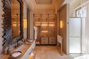 锡德BIJAL的一间带水槽和镜子的浴室