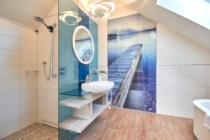 奥伊滕斯蒂达姆酒店的一间带水槽、淋浴和楼梯的浴室