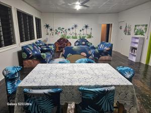 阿洛菲Heleni Jessop's Fatahega的客厅配有桌子和沙发