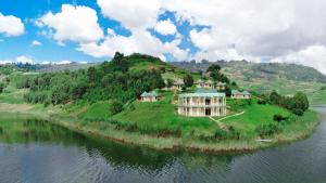 卡巴莱Nyamunyonyi Tourism Resort的水中岛上的大房子