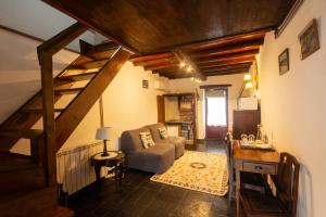 洛萨金塔尔德阿莱姆杜里贝罗-特里士姆乡村酒店的一间带楼梯和沙发的客厅