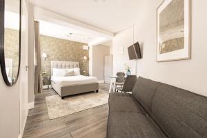 伦敦Euston apartments的客厅配有沙发和1张床