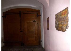 SchottwienFerienwohnungen Manuela的走廊上设有木门,墙上有标志