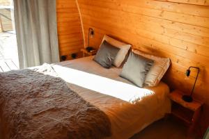 Olho MarinhoÓbidos Wood Villas的一张带两个枕头的床,位于房间里