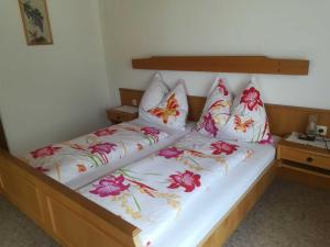 拉德施塔特Haus Meissnitzer的一间卧室配有两张带花卉枕头的床