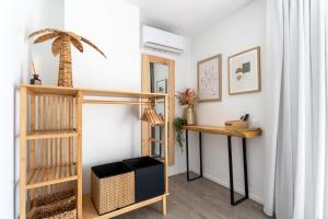 阿尔布费拉Malpique Guest House & Jacuzzi的客房配有高架床和书桌。