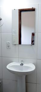 德尔菲诺波利斯HOTEL JP的浴室设有白色水槽和镜子