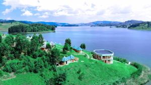 卡巴莱Nyamunyonyi Tourism Resort的湖中的一个岛屿