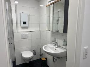 EssenRUEHOME的白色的浴室设有卫生间和水槽。
