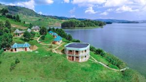 卡巴莱Nyamunyonyi Tourism Resort的湖上岛屿上房屋的空中景观