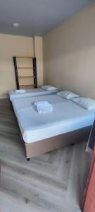 佩尼亚Do Parque Pousada Comfort的一张大床,房间带两张床垫