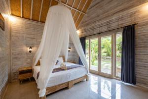 蓝梦岛Le Biu garden View的一间卧室配有一张带蚊帐的床