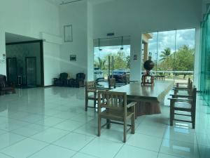 Muadzam ShahOYO 90934 Tong Villion Hotel的用餐室设有椅子、桌子和窗户