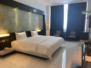 Muadzam ShahOYO 90934 Tong Villion Hotel的一间卧室配有一张大床和大床头板