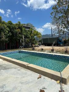 巴东马士力OYO 90938 The Nk Langkawi的庭院里的一个蓝色海水游泳池