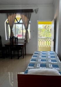 瓦尔恰Easy Living Guesthouse, Varca的一间卧室配有一张床、一张桌子和一个窗户。