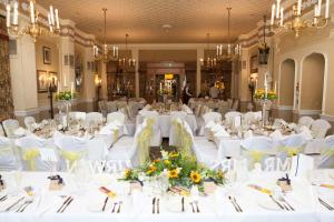 伯明翰Best Western Plough and Harrow Hotel的宴会厅配有白色的桌子和白色的椅子