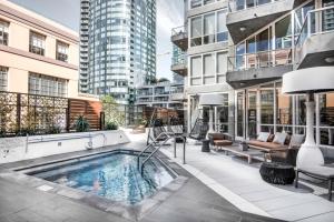 旧金山Rincon Hill 1BR w Gym Lounge nr Embarcadero SFO-763的一座游泳池,位于一座带建筑物的阳台上