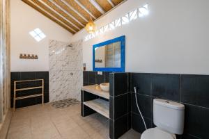 蓝梦岛Le Biu garden View的一间带卫生间和水槽的浴室