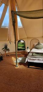 诺丁汉Bell Tent Village的帐篷内的一个床位房间