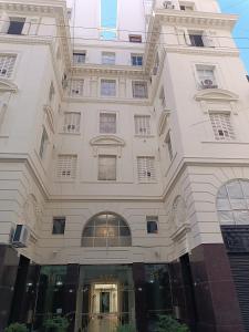 布宜诺斯艾利斯Lavalle Studio Buenos Aires的前面有一扇门的大白色建筑